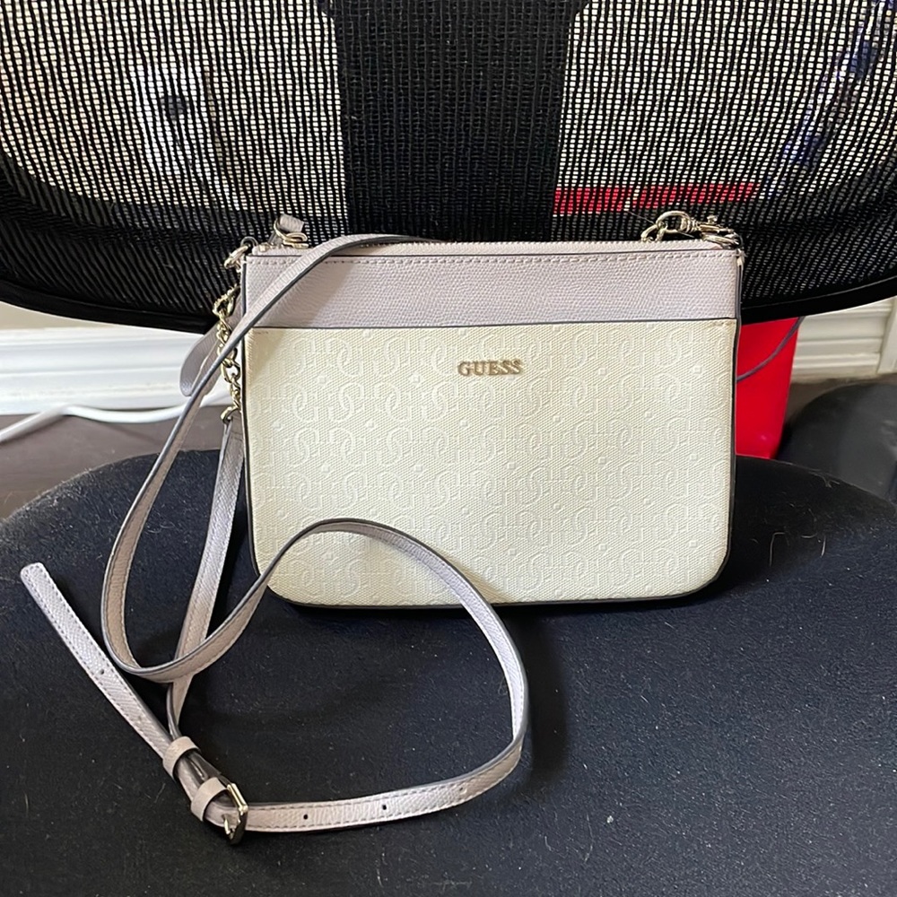 Excellent condition. Great for summer outfits. Only ship within Canada.